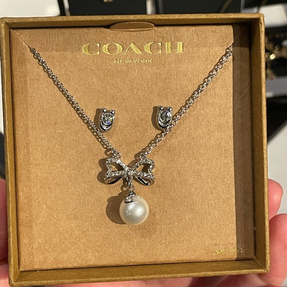 NWT！COACH Bow Pearl Necklace And Earrings Set（COACH CY109）Holiday Gift